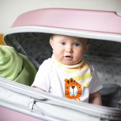 Partir en voyage avec bébé : les choses essentielles à ne pas oublier