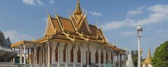 1200px-2016_Phnom_Penh,_Pałac_Królewski,_Srebrna_Pagoda_(15)